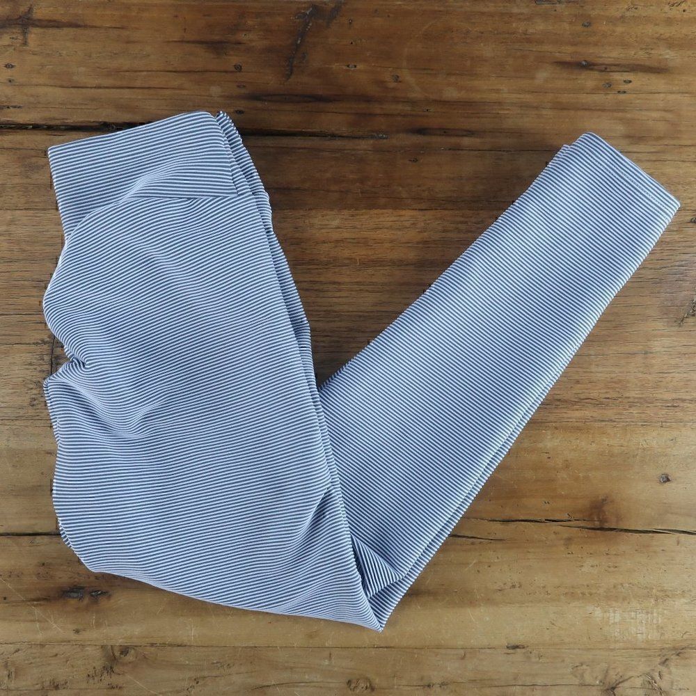 BLUE & WHITE STRIPE BOOTY SCRUNCH LEGGINGS SIZE MEDIUM